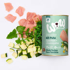 Boîte de pâtée WOW dinde, courgettes & pissenlits entourée de ses ingrédients