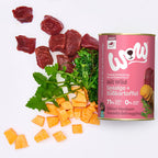 Boîte de pâtée WOW au gibier entourée de ses ingrédients : gibier, patate douce, salicorne