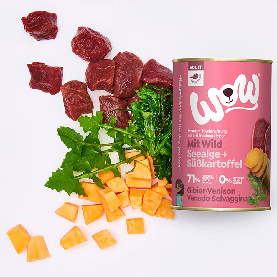 Boîte de pâtée WOW au gibier entourée de ses ingrédients : gibier, patate douce, salicorne