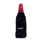 Dos de la peluche bouteille de vin rouge ZippyPaws avec son étiquette tissée