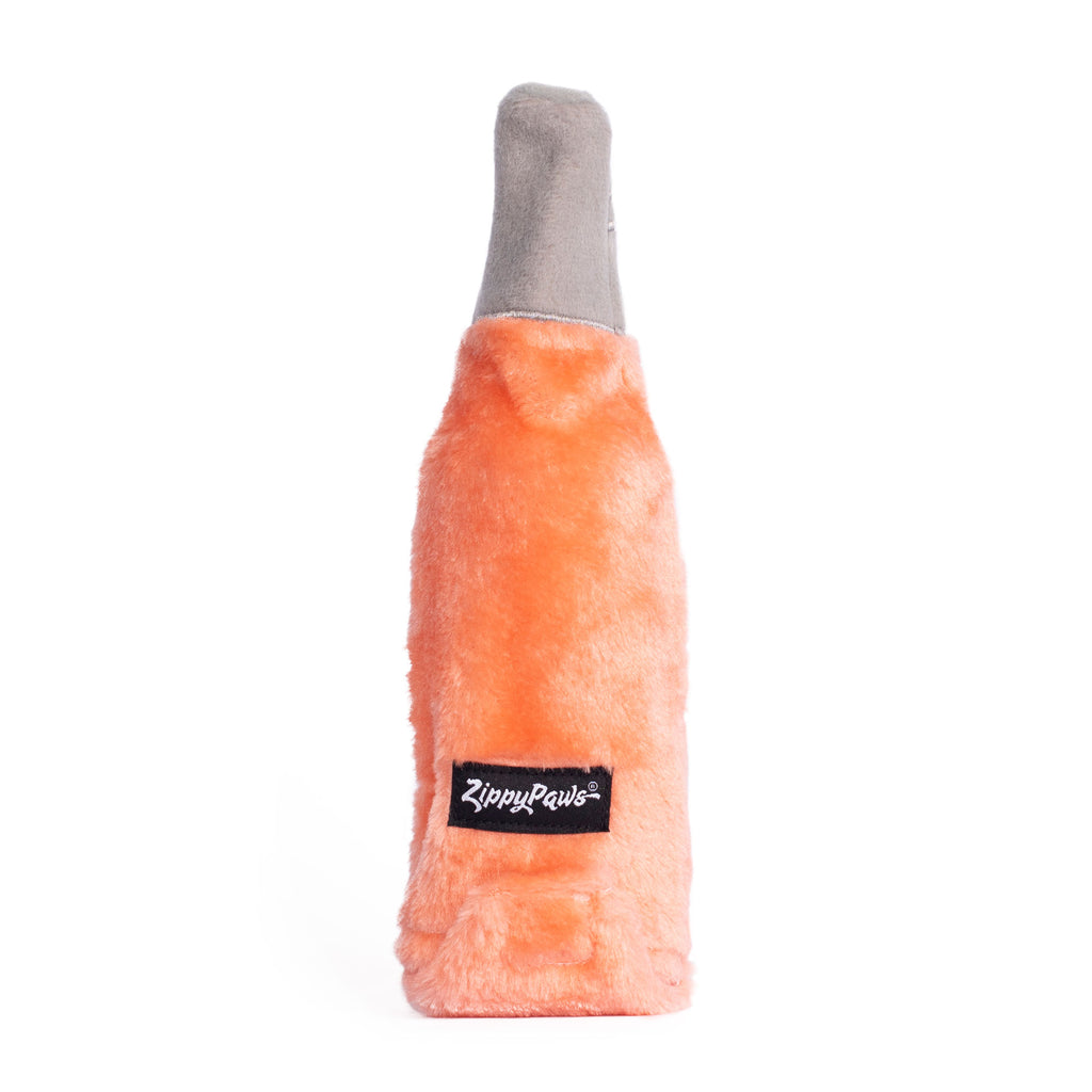 Dos de la peluche bouteille de rosé ZippyPaws avec son étiquette tissée