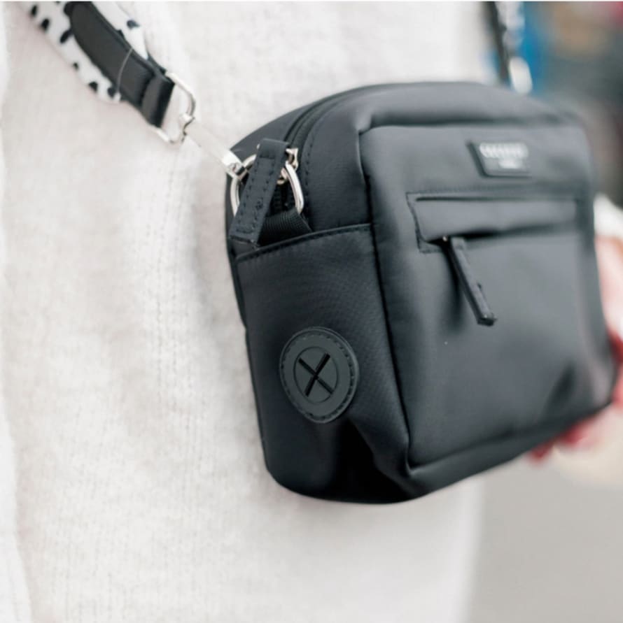 Gros plan du sac gris anthracite et de son mousqueton