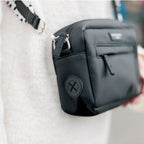 Gros plan du sac gris anthracite et de son mousqueton