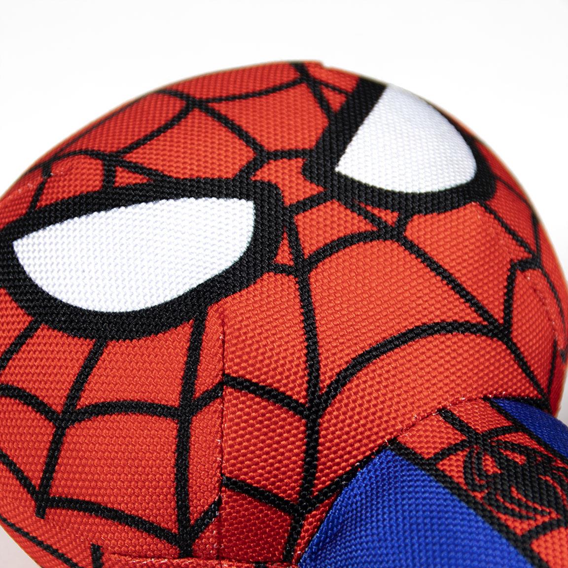 Gros plan sur le masque toilé de Spider-Man