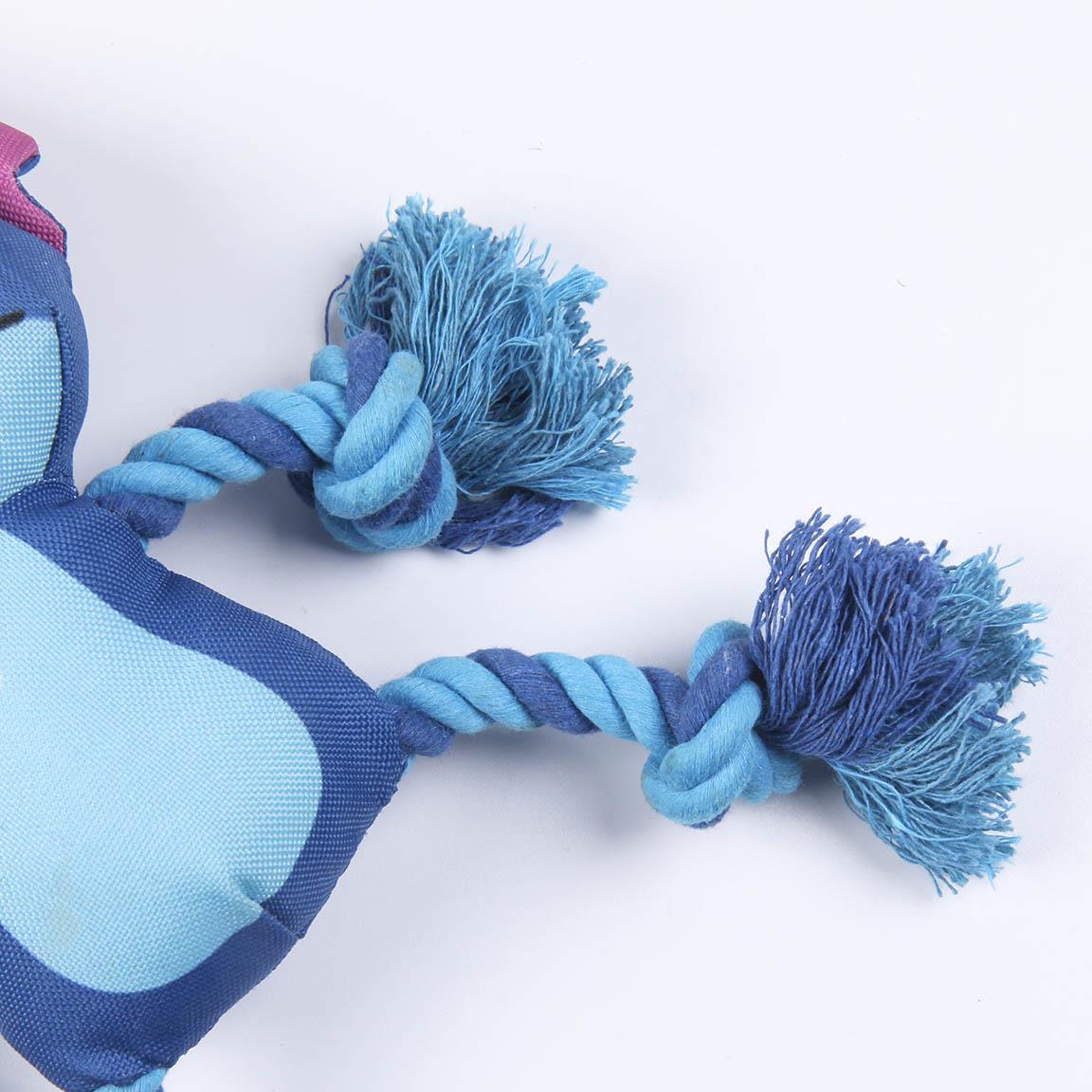 Gros plan sur une jambe en corde tressée bleue nouée