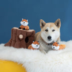 Chien shiba allongé sur une fourrure blanche près de la souche et des renards