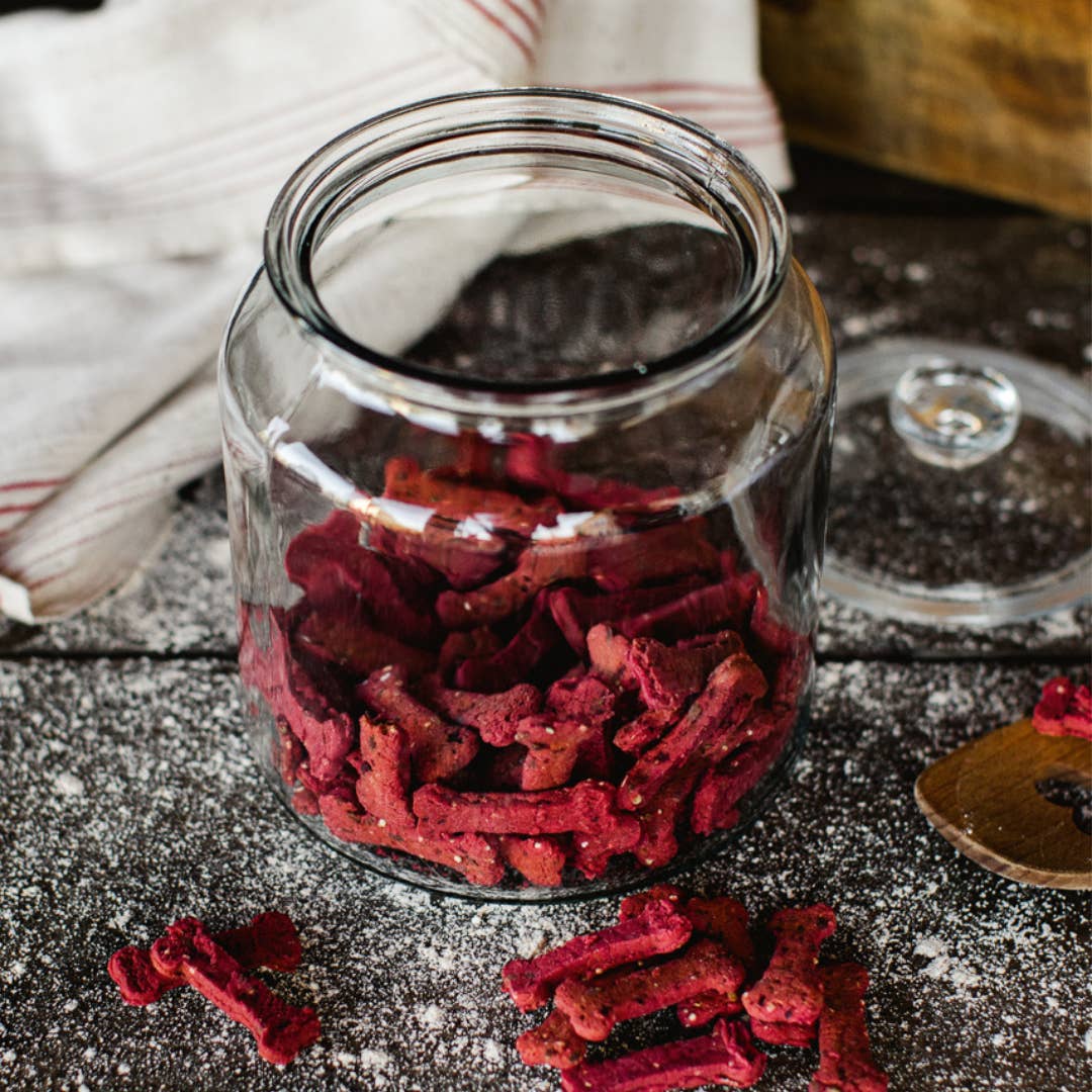 Bocal en verre rempli de biscuits rouges en forme d'os