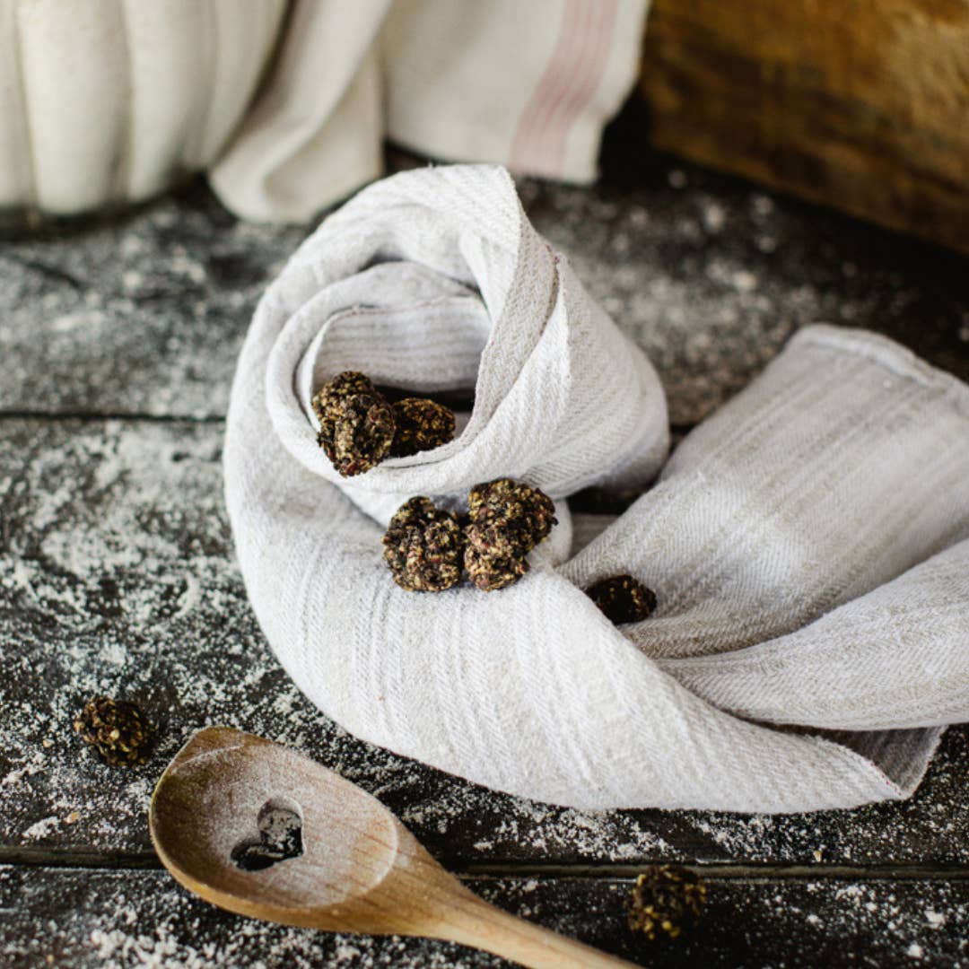 Biscuits au bœuf posés dans un torchon en lin avec une cuillère en bois