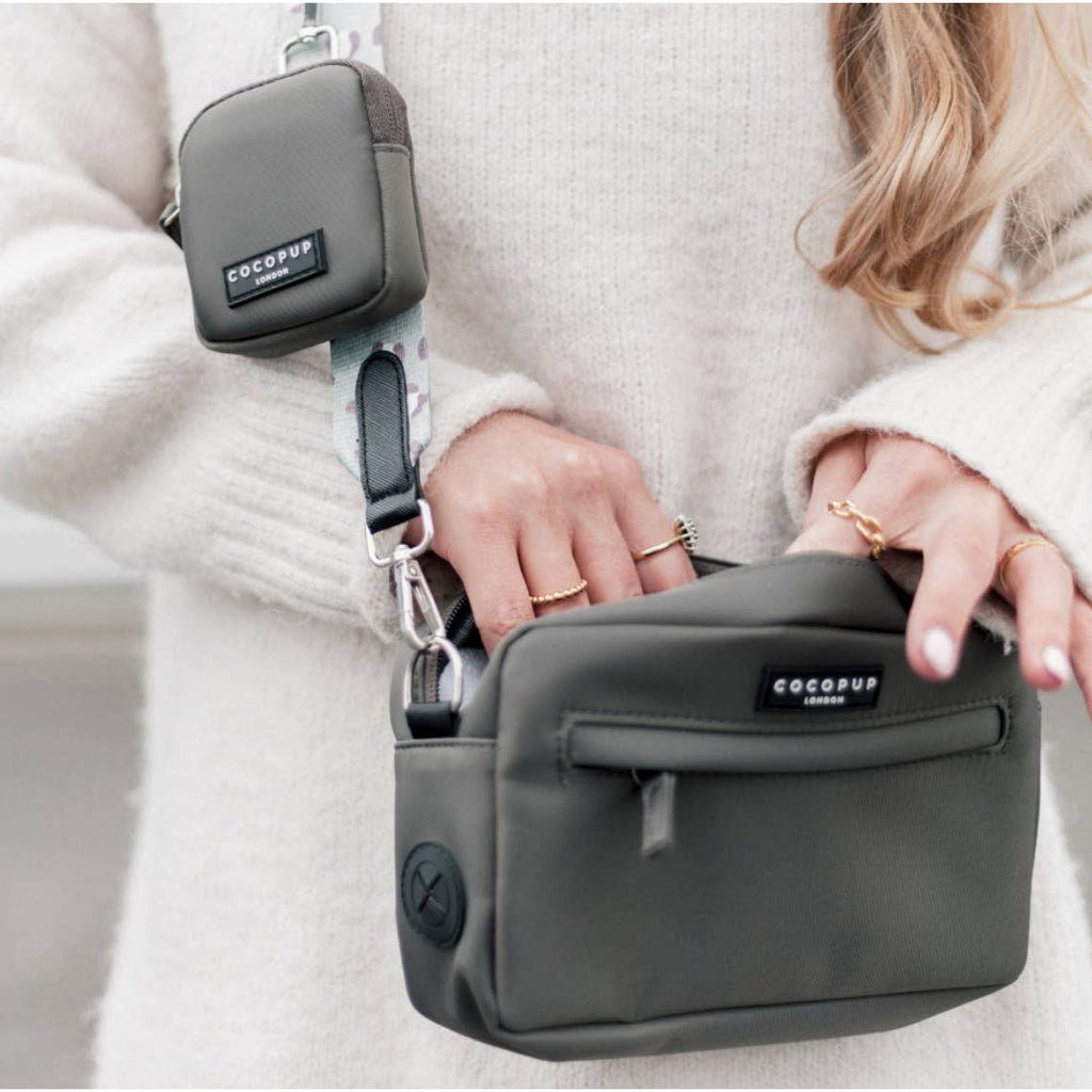 Femme en pull blanc portant le sac gris en bandoulière