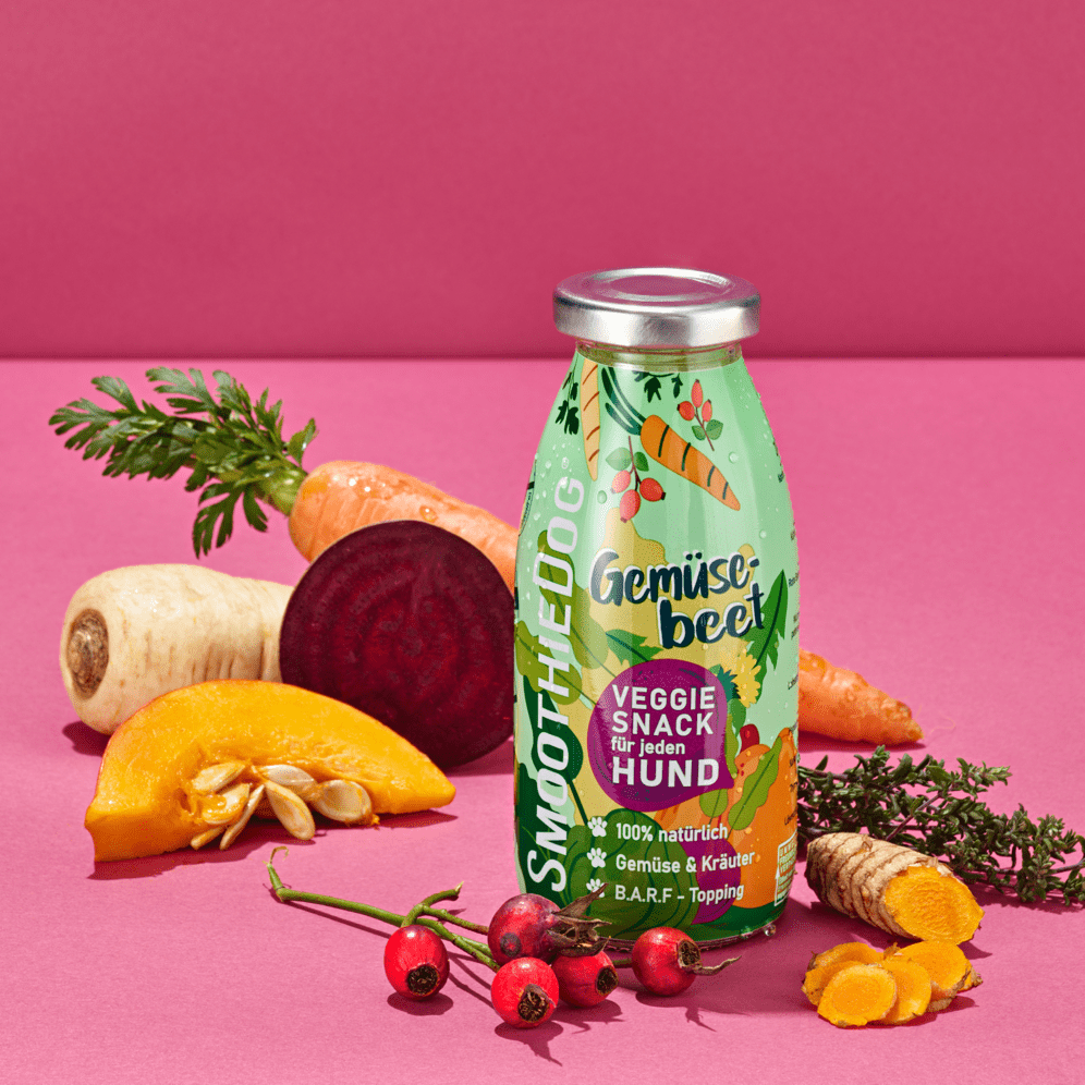 Bouteille Gemüsebeet sur fond rose avec betterave et carottes