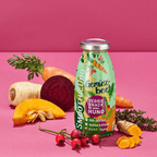 Bouteille Gemüsebeet sur fond rose avec betterave et carottes