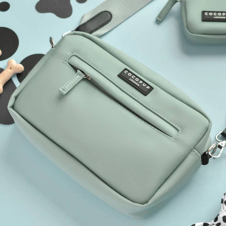 Sac vert sauge sur fond bleu